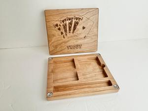 Caja de almacenamiento de cartas de madera hecha a mano con cartas de juego y dados grabados, diseño rectangular de madera maciza para uso en mesa. - Product Image 6