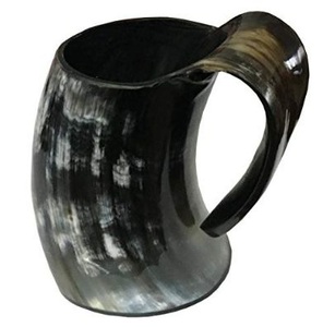 Mug à boire artisanal en corne de guerrier nordique avec support en bois - Product Image 2