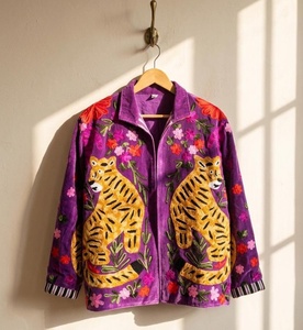 Veste en velours brodée Suzani faite à la main, manteau d'hiver bohème, vêtement ethnique traditionnel à fleurs, veste courte, tenue d'anniversaire - Product Image 1