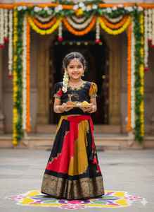 ชุดเลเฮนกาพิมพ์ลายฟอยล์แบบดั้งเดิมสำหรับเด็ก พร้อมเสื้อแม็กกัมดีไซน์เนอร์ - Product Image 2