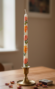 Elegante obra de arte floral pintada a mano con rosas y flores silvestres en tonos pastel suaves, que ofrece un aspecto artesanal de primera calidad. - Product Image 2