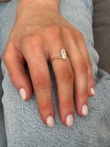 Bague en or jaune 14 carats avec diamant marquise de 1,01 carat, style croisé, pour femme, bijoux de fiançailles et de mariage de style signet, diamant de laboratoire - Product Image 4