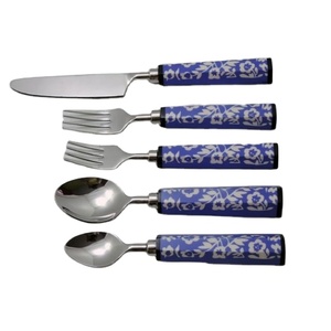 Ensemble de couverts de luxe de créateur en acier inoxydable plaqué argent et poignée en résine de haute qualité en couverts par Art Assembly - Product Image 1