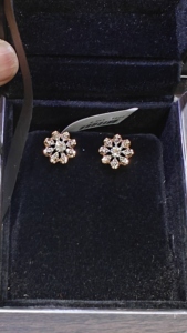 Boucles d'oreilles en diamant de laboratoire doré Design de mode Boucles d'oreilles en or avec diamant artificiel - Product Image 3