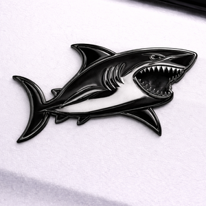 Emblème de voiture requin en métal noir émaillé souple, design classique, thème Océan, plaqué or, découpe sur mesure, cadeaux souvenirs d'affaires - Product Image 1