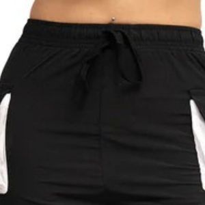 Shorts de sport noirs pour femmes avec empiècements latéraux blancs, taille à cordon de serrage, légers, pour la course et l'entraînement - Product Image 2