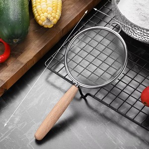 Tamis métallique avec manche en bois, l'un des outils de cuisine les plus fiables pour séparer les solides des liquides avec précision et facilité. - Product Image 3