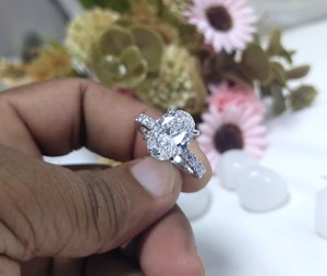 Anillo de Compromiso con Diamante Cultivado en Laboratorio de Corte Ovalado de 4.20 Ct, Oro Blanco Sólido de 14K, Joyería Clásica Única, Anillo de Boda para Mujer - Product Image 2