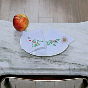 Serviette de cocktail ludique style Pop Art avec broderie du prince grenouille, apportant humour et charme aux réceptions. - Product Image 1