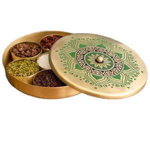 Récipient de rangement pour épices en laiton gravé à la main avec bouton de couvercle et cuillère |   Boîte à épices indienne classique pour les restaurants, les maisons - Product Image 2