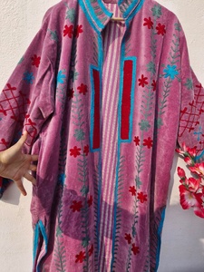 Veste longue pour femme en velours violet Suzani faite à la main, matelassée, à capuche, brodée de fleurs, écologique, style bohème, manteau ethnique de luxe pour l'hiver - Product Image 5