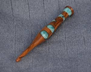 Crochet en bois et résine durable avec finition brillante, idéal pour le tricot, la confection de fils et les professionnels du crochet - Product Image 1