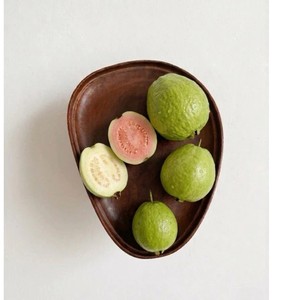 Assiette à dessert en bois jetable, faite à la main, durable, forme irrégulière, design minimaliste, en bois de hêtre naturel massif, poli - Product Image 1