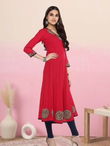 ชุดคุर्ตาแบบอานาร์กาลีสีชมพูสำหรับผู้หญิง ผ้าฝ้ายเนื้อสลับสี ตกแต่งด้วยงานปะติด คอวี แขนสามส่วน ดีไซน์สไตล์ชาติพันธุ์ทั่วโลก - Product Image 2