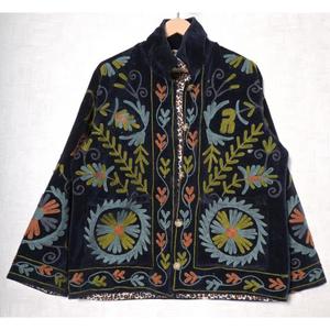 Veste en velours Suzani bohème pour femmes, faite à la main, matelassée, vêtements ethniques pour festivals, manteau vintage bohème - Product Image 5