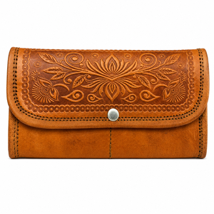Cartera y Bolso de Mano de Cuero Genuino Tallado a Mano con Diseño Floral en Relieve, Cierre Abierto y Detalle de Botón - Product Image 1