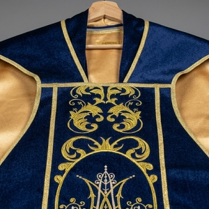 Casulla Romana de Terciopelo Azul Rey de Lujo, Bordada a Mano con Hilos de Oro, Vestimenta Eclesiástica Católica para Sacerdote, Conjunto de Túnica para Misa Mariana - Product Image 3