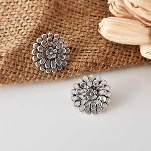 Pendientes de Botón de Cristal Plateado Meera Jaipur, Accesorios de Moda - Product Image 1