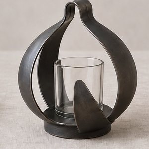Lanterne de table en fer artisanale avec insert en verre, design conceptuel de décoration de bougie en métal fait main, provenance Inde - Product Image 1