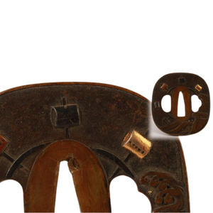 Tsuba Japonés del Período Edo, de Cobre Antiguo Pulido, con Incrustaciones de Diseño de Molino de Agua sobre Olas, Forma Redonda, Protector de Espada Sin Marcar - Product Image 1
