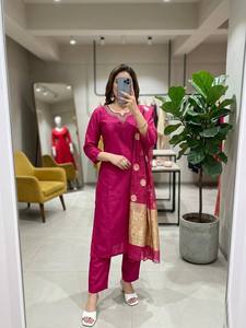 Conjunto de Traje Festivo Tradicional de 3 Piezas de Seda Romana Regal: Kurti, Pantalones y Dupatta a Juego, Étnico Premium, Excepcionalmente Elegante - Product Image 2