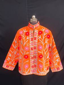 Chaqueta corta de terciopelo naranja de lujo con hermoso bordado floral Suzani, abrigo bohemio, prenda exterior llamativa para el invierno para mujer. - Product Image 4