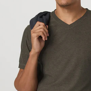 T-shirt moderne à col en V de conception haut de gamme pour hommes, tissu extensible, confortable pour un usage quotidien, pour les commandes en gros, design / logo décontracté - Product Image 3