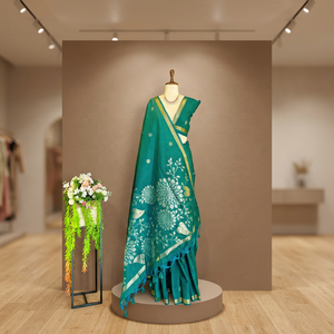 Sari en soie vert émeraude avec imprimé floral, tenue traditionnelle pour femmes, pour mariage et occasions de fête - Product Image 1