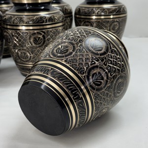Urna Funeraria Premium Grabada en Negro y Dorado, de Latón, Personalizable con Grabado Floral, para Guardar Cenizas de Adultos - Product Image 5