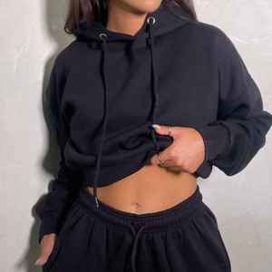 Sweat-shirt court à capuche noir pour femme, en molleton uni avec poches, coupe classique, style décontracté en coton tricoté pour l'automne - Product Image 1