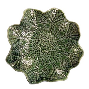 Plateau de nourriture en forme de feuille en métal avec finition élégante vert foncé parfait pour le stockage et le service des aliments au restaurant - Product Image 1