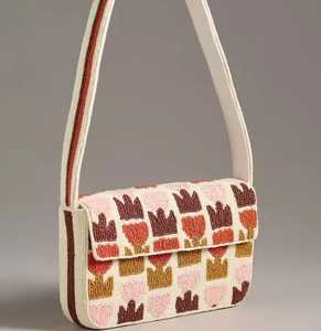 Elegante Bolso de Mano con Cuentas de Estilo Vintage para Mujer, con Patrones Decorativos Intrincados y un Atractivo Atemporal para Fiestas y Bodas - Product Image 3