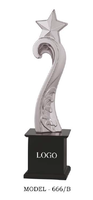 Trofeo metálico de alta calidad, fabricado con materiales duraderos, ideal para programas de reconocimiento, competencias y premios por logros.