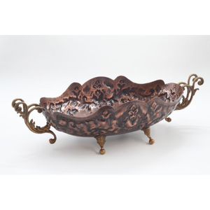 Bol en métal sculpté à la main, design vintage avec poignées et pieds ornés, pour servir les aliments et offrir en cadeau pour un anniversaire, au prix le plus bas - Product Image 1