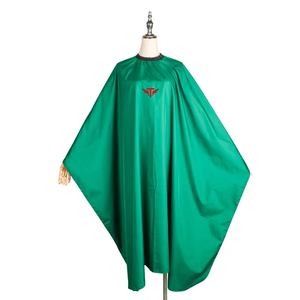 Cape de coiffure portable écologique verte en polyester résistante à l'eau pour salon et barbier - Product Image 1