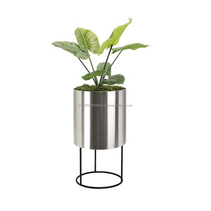 Jardinières décoratives pour table Mini pot de fleurs en métal facile à déplacer Bureau ou table Autre jardinière de style américain en vente - Product Image 5