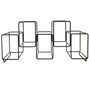 Range-bouteilles ouvert en forme de cube avec support en métal noir pour 4 bouteilles, idéal pour organiser les bouteilles sur comptoir de bar, restaurant ou cuisine - Product Image 3