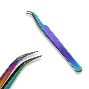 Pince à cils moderne en finition plasma dorée, offrant une prise et une mise en forme impeccables des cils rebelles grâce à ses pointes de précision, pour une utilisation fluide. - Product Image 4