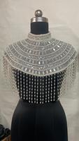 Robe de soirée formelle noire vintage à franges perlées, coupe droite, respirante, taille naturelle, col montant, avec cape aux épaules pour femme
