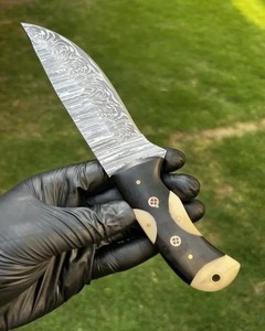 มีดทำมือสำหรับล่าสัตว์และแล่เนื้อ เหล็กดามัสกัส ใบมีดตรง ด้ามทำจากเขาสัตว์และกระดูก พร้อมปลอกหนัง รับผลิตตามแบบ ODM คุณภาพระดับอุตสาหกรรม - Product Image 5