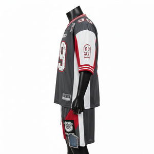 ชุดเสื้อฟุตบอลและกางเกงขาสั้นสำหรับผู้ชาย ผ้าโพลีเอสเตอร์ตาข่ายพรีเมียม 160 GSM สีเทา แดง ขาว ตัดต่อสี  พร้อมโลโก้แบบกำหนดเองสำหรับชุดผู้ชาย - Product Image 4