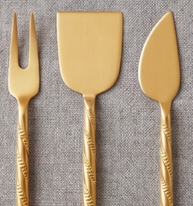 Ensemble de service à fromage doré avec poignées texturées, compatible lave-vaisselle, fourchette, spatule, cuillère pour la cuisine, la salle à manger et l'hôtellerie - Product Image 3