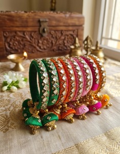 Bracelet ouvrable en fil de soie Kundan, Latkan, Choodi réglable, pour occasions spéciales (Haldi, Mehndi, Sangeet, Mariage) et cadeaux de mariage - Product Image 3