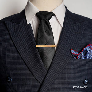Un elegante clip para corbata chapado en oro de 18 quilates para hombre con piedras preciosas de ágata amarilla Fengshui (KCVDAVA002) de la colección Tinh Vu. - Product Image 3