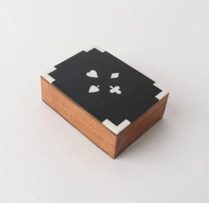 Boîte de rangement pour cartes à jouer en résine avec symboles de pique gravés, design minimaliste pour usage scolaire, forme rectangulaire, un seul niveau - Product Image 5