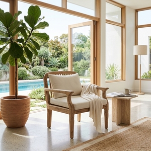 Sofá individual Kaliandra de madera premium, minimalista, de madera maciza de teca, sillón individual para sala de estar, con cojín color crema natural. - Product Image 3