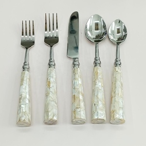 ชุดช้อนส้อมสแตนเลสสีเงินขัดเงาหรูหรามีด้ามจับดีไซน์ทำด้วยมือของราชวงศ์ที่จับไม้ถูพื้นสีเงินสดใส - Product Image 3