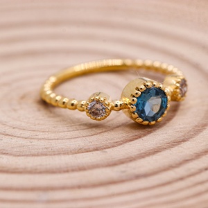 Anillo de Plata de Ley 925 con Baño de Oro y Tres Topacios Azules Naturales de Londres, Joyería Fina, Memoria Jewels, Venta al Por Mayor - Product Image 6