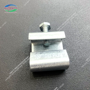 Les colliers de serrage sont utilisés pour les systèmes de toiture sans vis dans les usines industrielles. Le produit est disponible en grandes quantités - Product Image 1