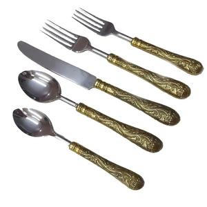 Juego de Cubiertos de Latón Dorado con Diseño Grabado, Ideal para Eventos de Recepción de Invitados, Ocasiones Festivas y Uso Familiar, de la India - Product Image 1